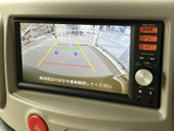 後方の様子を画面で確認でき、ガイド線も表示されるため、駐車時の位置合わせをサポートします。周囲の状況を目で確かめながら、落ち着いてバック操作を行える装備です。