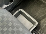 助手席シートの下に、便利な前後スライド式のアンダーボックスを装備。運転用の替え靴や、車内に常備したいこども用品、着がえた服などを収納できます