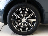 ダイヤモンドカット/ブラック10スポーク7.5J&times;19インチアルミホイール。衝突回避・被害軽減ブレーキシステムやパイロット・アシストなど、数多くの先進安全・運転支援機能を標準装備。