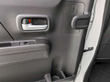 パワーウィンドウのスイッチですよ。運転席に居ながら窓を開け閉めのコントロールできます。