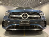 フロントグリル中央に大きく輝くスリーポインテッドスター。メルセデスベンツならではのステータスを強く感じる事ができます