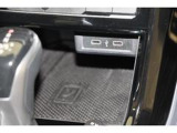 【スマホ非接触充電/USBポート】ワイヤレス充電に対応し、USBポート(タイプC)を2口装備。充電環境も充実しており、長距離ドライブでも快適にお使いいただけます。