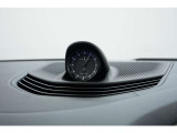 スポーツクロノパッケージ装着車。ステアリングのモードスイッチでノーマルからスポーツプラスまで瞬時に切り替え可能。ダッシュボード上のストップウォッチが、ポルシェのスポーツカーである証を示します。