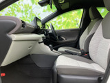助手席側からも前方の見通しがよく、明るい色合いのシートが車内を広々と感じさせます。足元まわりも見渡しやすく、同乗される方がゆったりと過ごせる、落ち着いた雰囲気の前席空間です。