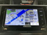 地図を画面いっぱいに表示でき、現在地や周辺の道路を確認しやすいナビです。画面脇のボタンから各種メニューへ進めるため、目的地設定や音楽選びにも活用いただけます。