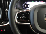 前方車を自動追従するアダプティブクルーズコントロールに加え、ステアリング操舵も行う進化型クルーズ『パイロットアシスト』を搭載。車体を車線内へと適正に維持しつつ先行車を忠実に追従します。