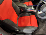 メルセデスのシートは、少し硬めに出来ておりますので、長時間の運転でも疲れにくく、安全にドライビングをお楽しみ頂けます