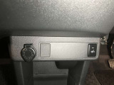 運転席には寒い時期に嬉しいシートヒーター機能付。はやく暖まり、じんわりと身体を温めてくれるので快適です!
