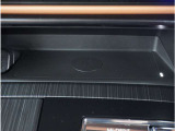 【ワイヤレス充電】ワイヤレス充電Qi規格に対応したスマートフォンなどの携帯機器を充電できます。