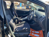 運転席まわりを右側から写しました。ハンドルの左にシフトレバーがあります。