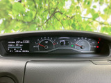 速度や燃料残量など、運転に必要な情報を前方のメーター内で確認できます。表示がまとまっていて視線の移動を抑えやすく、走行中も必要な情報を把握しやすい配置です。