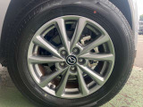 225/65R17のアルミホイール。シンプルなデザインもさる事ながら、重量軽減と立体感を与えられた贅沢なアルミホイールです!