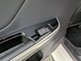 パワーウィンドウのスイッチですよ。運転席に居ながら窓を開け閉めのコントロールできます。