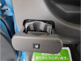 ワンプッシュ式オートオープンカップホルダー。
