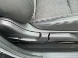 運転席はラチェット式レバーで高さも調整できます