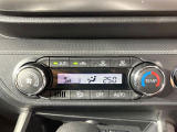 【オートエアコン】一度お好みの温度に設定すれば、車内の温度を検知し風量や温度を自動で調整。暑い&hellip;寒い&hellip;と何度もスイッチ操作をする必要はありません。快適な車内空間には必須の機能ですね♪