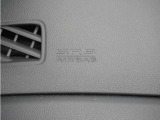 ◆助手席エアバッグ◆SRSエアバッグは、シートベルトだけでは防ぎきれない衝突時の衝撃から乗員を守るための安全装置。衝突時に瞬時に膨らみ、頭部や胸部がダッシュボードに直接衝突するのを防ぎます。