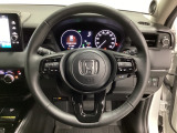 ステアリングスイッチはオーディオのボリュームなどの操作スイッチの他に、レフトセレクターホイールを装備。中央部を指先で上下に動かすことで、マルチインフォメーション・ディスプレイの各表示が確認できます。