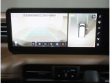 アラウンドビューモニターがついていて、上から見下ろしたような画像が映し出されるので、車庫入れ時にとても便利です。