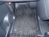 乗り心地の良さは足元の広さにも隠れています!
