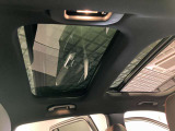 パノラミックスライディングルーフで明るい車内をお楽しみいただけます。100%UVカットですので日差しの強い日も安心です。