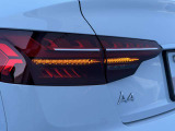 Audiのテールライトは、スタイリッシュで洗練されたデザインが特徴で、多くのモデルでLEDテールライトを採用しております。また、テールライトには動的ウィンカー機能が搭載されているモデルもあります。