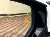 【ブラインドスポットモニター】走行中、ドアミラーの死角になりやすい箇所に後続車が接近するとサイドミラーのレンズに警告を表示!ドライバーに注意喚起をしてくれます。