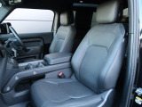 質感の高いレザーシートでございます。使用感が出やすい運転席ですが、綺麗な状態を保っております。前席の状態は内装の状態を見る大きなポイントになると思いますので、是非一度、実際にご覧くださいませ。