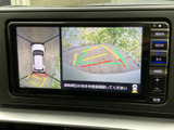 車両周囲の映像と後方の目安線を表示し、駐車時の周囲確認をサポートします。画面を見ながら車両の位置関係を把握しやすく、狭い場所での駐車にも役立ちます。