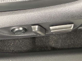 パワーシート搭載。微妙な調整が手軽にでき、最適なポジションで運転することが可能です。