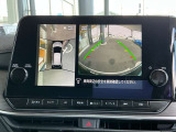 『アラウンドビューモニター』は、空から見下ろすような視点で、スムースな駐車と安全確認をサポートします。