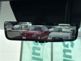 【デジタルインナーミラー(トヨタ)】車両後方カメラの映像をルームミラーに映すことが出来ます。 そのため、後席に人や荷物があって後方が見えづらい場合でもしっかり視界を確保することが出来ます。