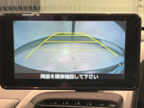 リバースギアに入れるだけで後方の表示へ切り替わります。夜間や雨の日の駐車も楽になりますよ。