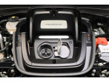 普通充電に加えて、急速充電の国際標準規格「CHAdeMO」に対応。また、ACコンセントには標準装備の普通充電用ケーブルを使うことが可能です。