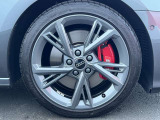 Audiは多様なホイールデザインを提供しており、スポークの形状やサイズ、仕上げ(ポリッシュド、マット、ブラックなど)によって選択肢が豊富です。