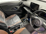 運転席と助手席の間のセンターコンソールにカップホルダー2つあります(^^♪