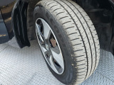 車両デザインに調和するホイールカバーを装備。タイヤの溝の状態もご確認ください。