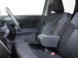 運転席にはアームレストが備わっています。