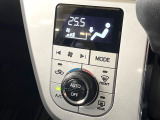 【オートエアコン】一度お好みの温度に設定すれば、車内の温度を検知し風量や温度を自動で調整。暑い&hellip;寒い&hellip;と何度もスイッチ操作をする必要はありません。快適な車内空間には必須の機能ですね♪