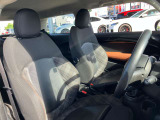 お洒落な専用ダイヤモンドモルトブラウンクロスレザーシート!ラピスブルーのボディカラーとのお洒落な組合せは必見です!