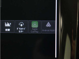 Apple CarPlayやAndroid Autoを利用すれば、スマホを簡単に接続できます。USBポートにケーブルをつなぐだけで、スマホの見慣れたホーム画面と共通するインターフェイスが表示されます。