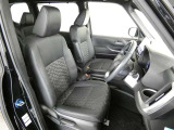高いホールド性で運転姿勢が安定します。長距離ドライブでも疲れにくいのが魅力です。快適なドライビングライフをお送りください♪