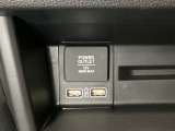 助手席前には横長のトレーとアクセサリーソケットがついています。その下に充電可能なUSB端子が2個ついていますので、手前のトレーにスマートフォンを置いて移動中でも充電できるので便利です。