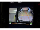 後退時には大型ディスプレイに後方の映像とアシストラインが表示されます