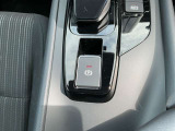 電動パーキングブレーキは、従来の足踏み式に比べ、しっかりと車をホールドしてくれるので安心です。女性の方には特に安心いただける装備です