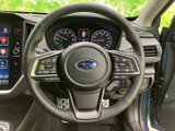 手元に複数のスイッチがまとまり、運転中に視線を大きく動かさず各種操作を行いやすい配置です。メーター類も正面に確認でき、日々の運転を快適にサポートします。