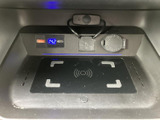 スマートフォンなどを置けるスペースが設けられ、充電表示や接続端子も確認できます。日常の移動で小物を置く場所として活用でき、車内での使い勝手を高めます。