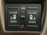 【両側パワースライドドア】両側がパワースライドドアになっており、運転席のスイッチやスマートキーでも開閉が可能です!開口部も広いので乗り降りも楽々♪