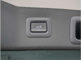 【パワーバックドア】スマートキーや運転席のボタンを押すだけでリアゲートが自動で開閉します。両手に荷物を持っている時や高い位置のバックドアを閉める際に便利な機能です。