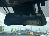 【デジタルルームミラー】車両後方カメラの映像をルームミラーに映すことが出来ます。 そのため、後席に人や荷物があって後方が見えづらい場合でもしっかり視界を確保することが出来ます。